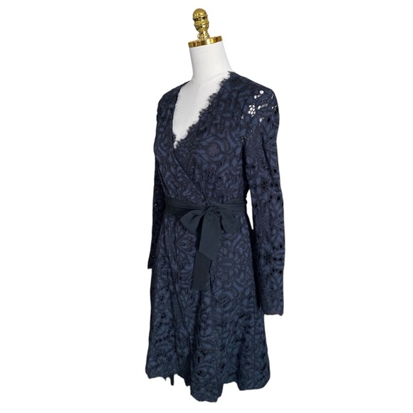 DIANE VON FURSTENBERG 'Shaelyn' Lace Wrap Black/Navy Lace Dress Size 6 - Picture 6 of 10